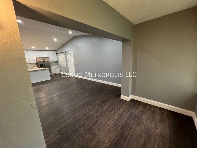 Building Photo - 5039 Vineland Rd