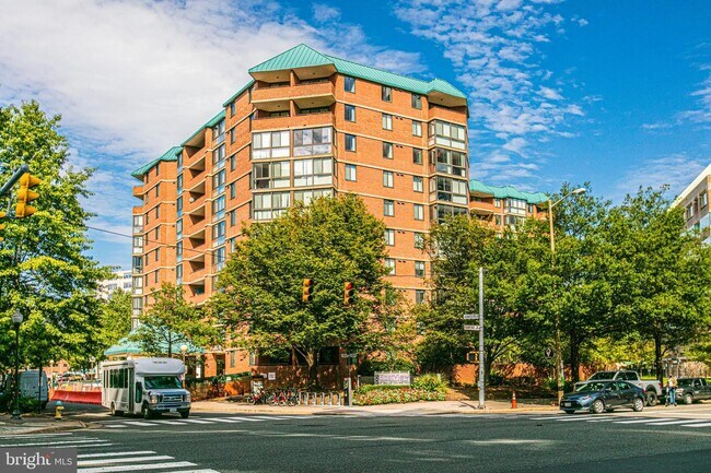 Building Photo - 1001 N Randolph St