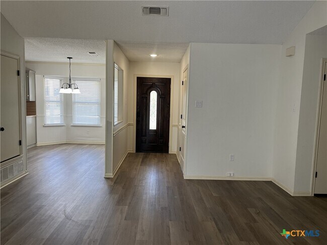 Foto del edificio - 3004 Panhandle Dr