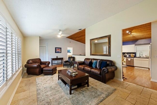 Foto del edificio - 756 Juniper Pl