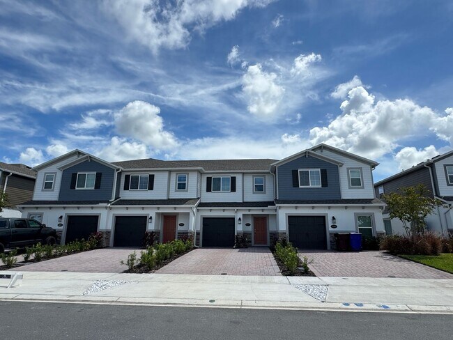 Building Photo - Modern Elegance Meets Comfort: Stunning 3-...