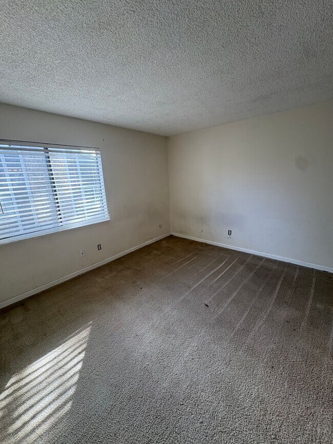 Building Photo - Spectacular Top Floor Condo in Aurora!