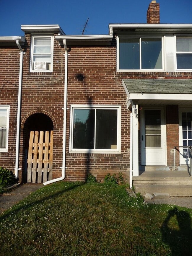 Building Photo - 183 Maple St