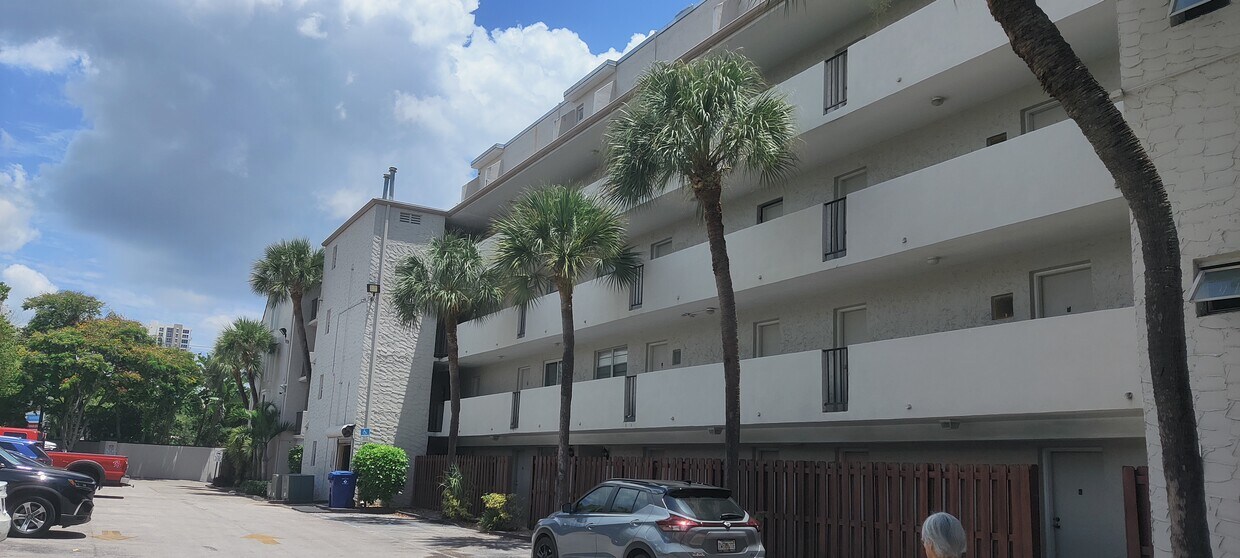 Foto principal - 6900 N Kendall Dr