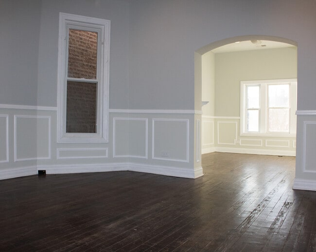 Building Photo - 722 W 59th St