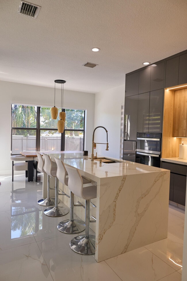 Foto del edificio - 9909 W 32nd Ln