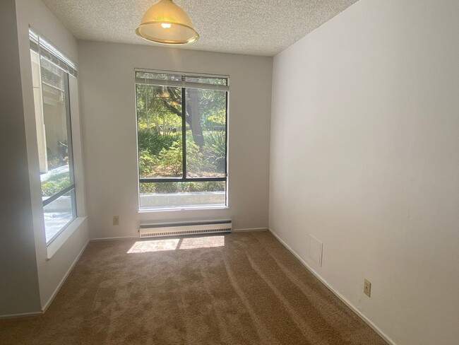 Foto del edificio - $500 MOVE IN SPECIAL!! One Bedroom Condo A...