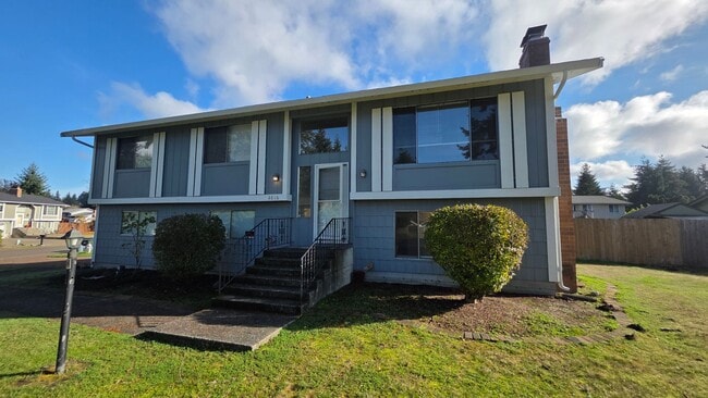 Building Photo - Super Clean Split Level Home with Huge Yard!