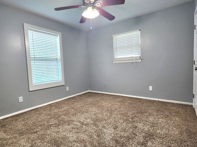 Foto del edificio - Welcome to this Remodeled 4/1 Pool Home!