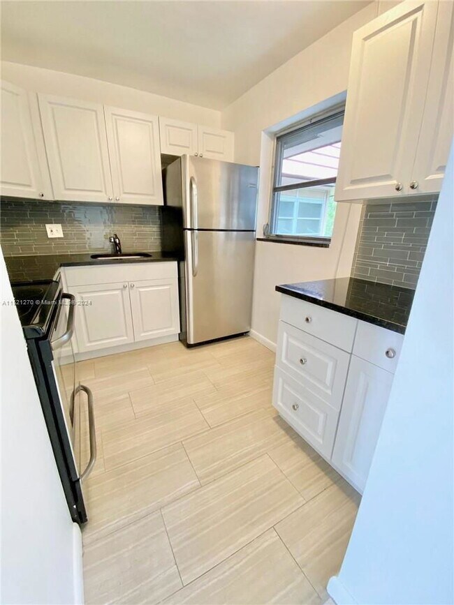 Building Photo - 3930 Crystal Lake Dr