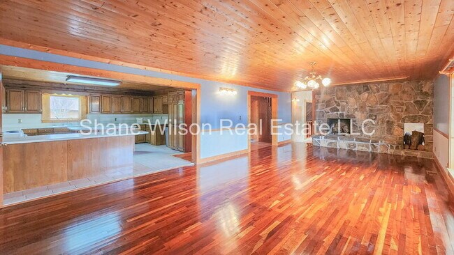 Foto del edificio - 218 Sugar Hollow Rd