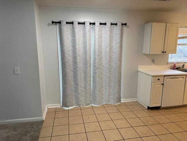 Foto del edificio - Northlake Mall Location!! Nice house with ...