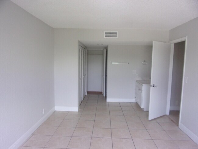 Building Photo - 1505 SE Royal Green Cir