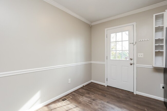 Building Photo - 302 Forest Retreat Rd