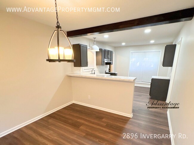 Foto del edificio - 2896 Invergarry Rd