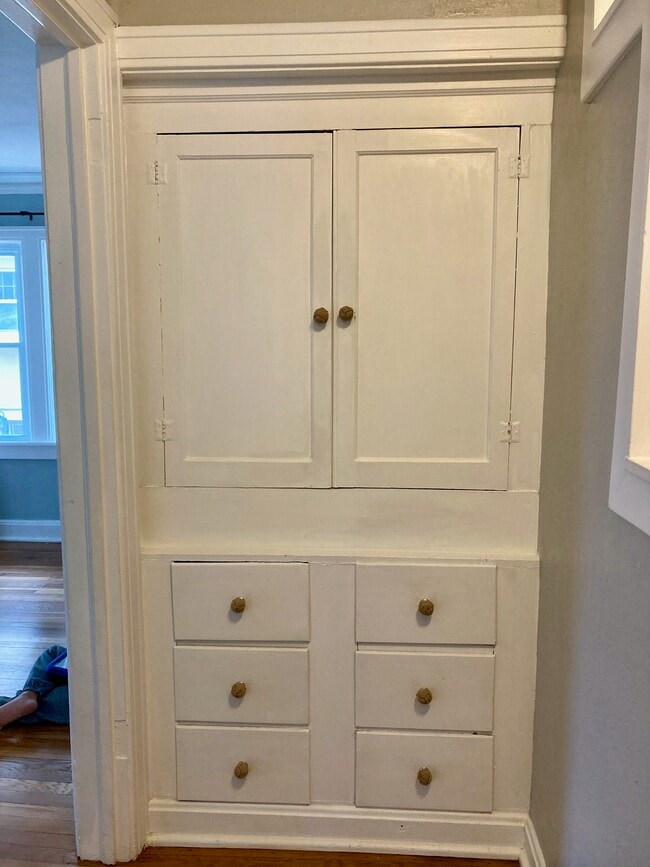 Built in storage - 5718 Central St