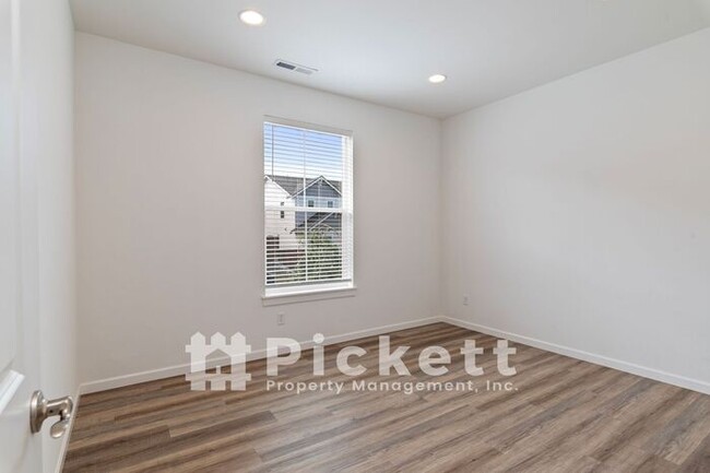 Building Photo - 3+ Bedroom Home in Newer Port Orchard Comm...
