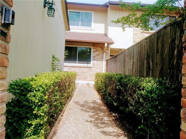 Foto del edificio - 8226 Summer Side Dr