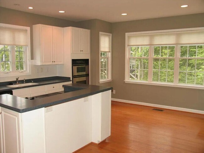 Foto del edificio - Lovely 2 BR, 2 Ba +den Duplex in quiet nei...