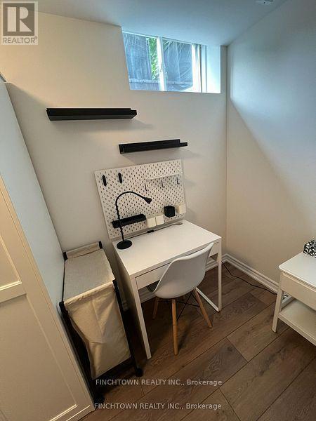 Building Photo - 10 Green Manor Cres