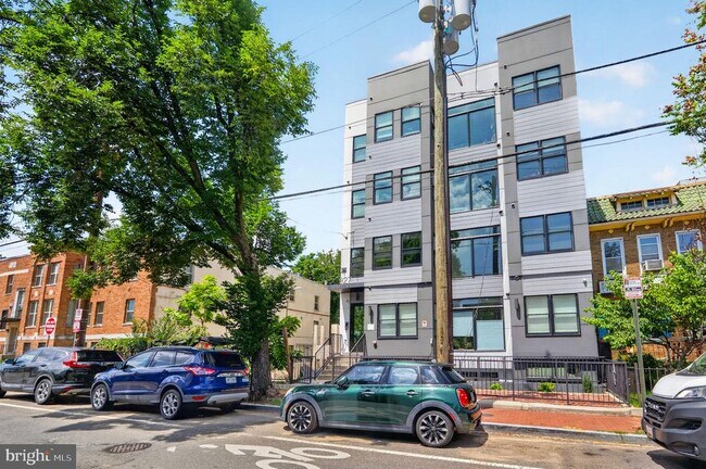 Foto del edificio - 927 Kennedy St NW
