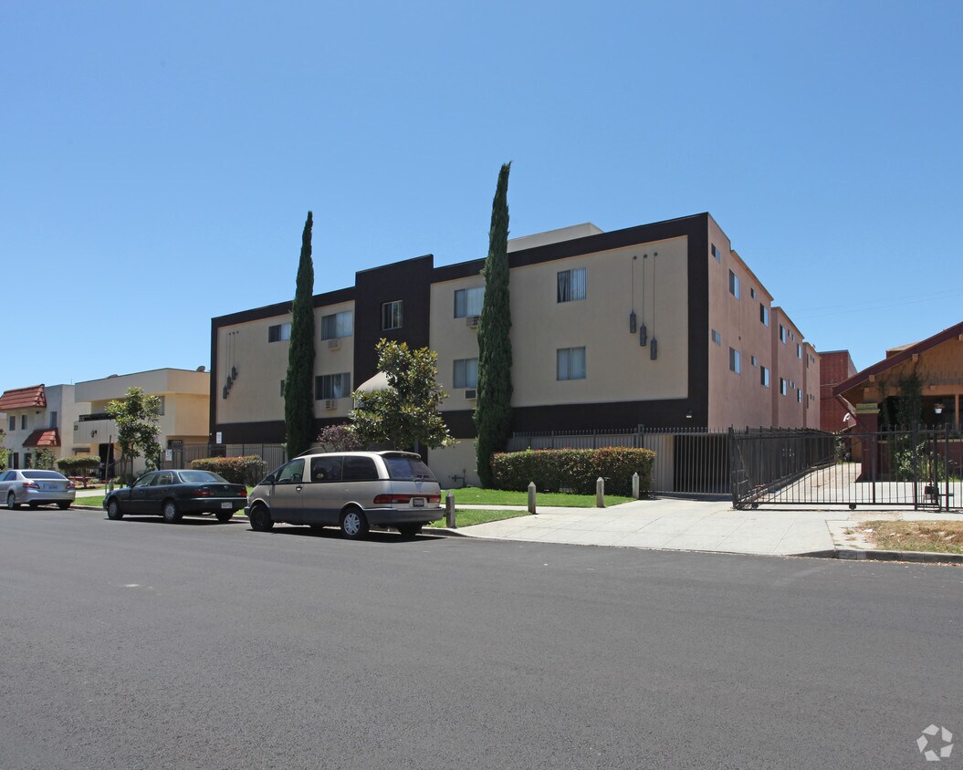 Foto principal - 217 S Serrano Ave