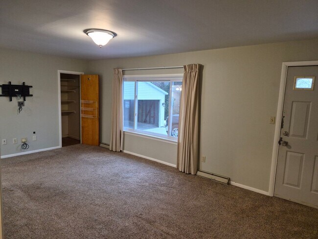 Foto del edificio - Charming 2-Bedroom Home with Bonus Room & Large Yard