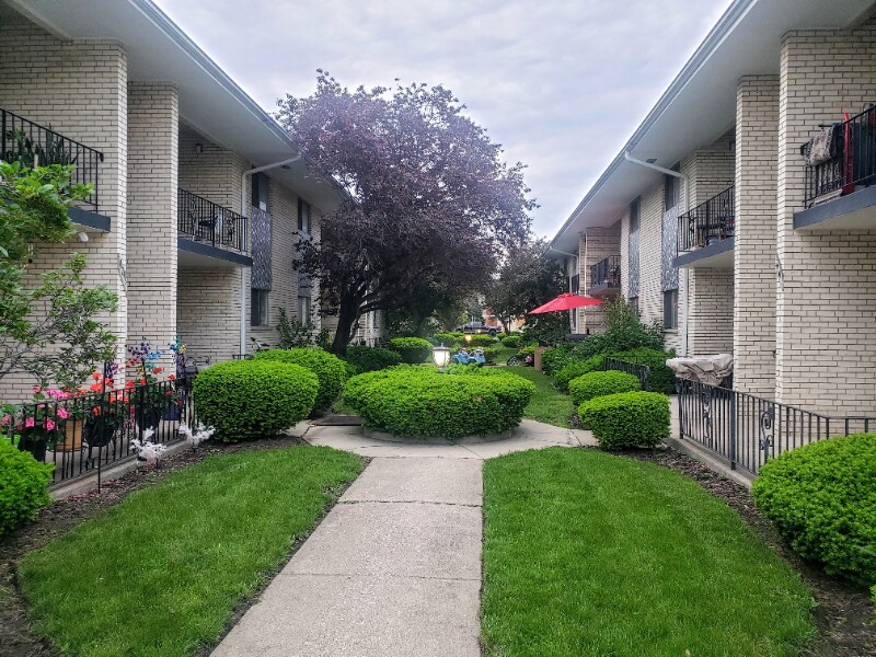 4735 W 101st St Unit 202, Oak Lawn, IL 60453 Room for Rent in Oak