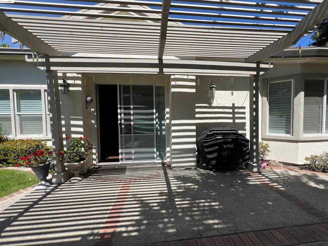 Building Photo - 360 Gladstone Dr