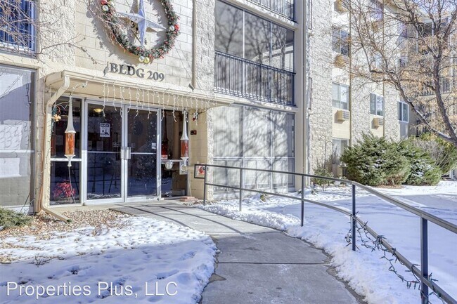 Building Photo - 2 br, 1 bath House - 3124 S Wheeling Way #311