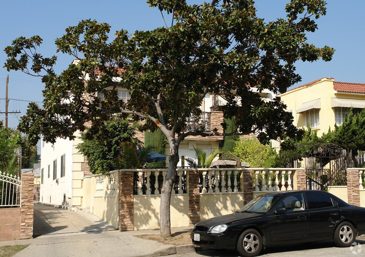 Foto del edificio - 847 N Heliotrope Dr