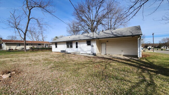 Foto del edificio - Beautiful, big 3BR rancher with 2 car gar near Lake Shawnee!