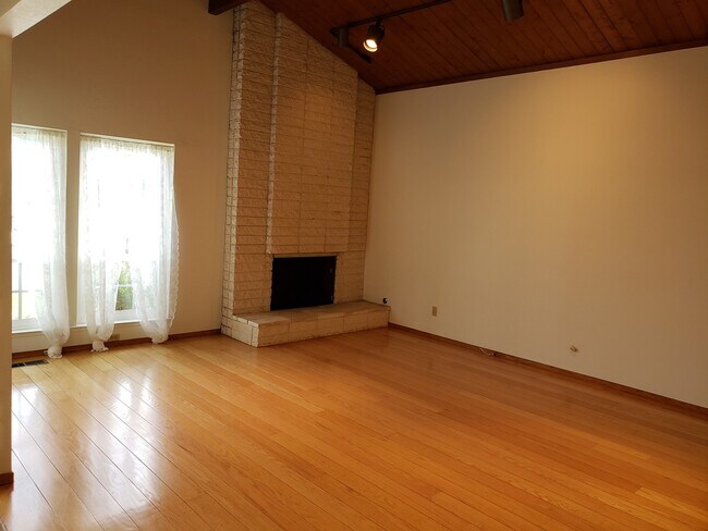 Building Photo - 4 Bed 2 Bath Single Family Home In Moraga