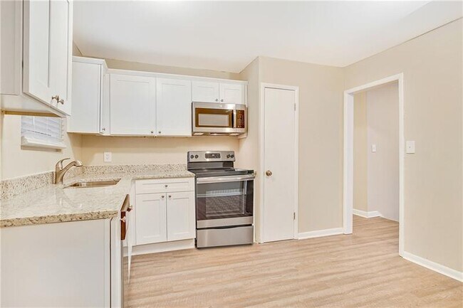 Building Photo - 633 Larchmont Dr NW