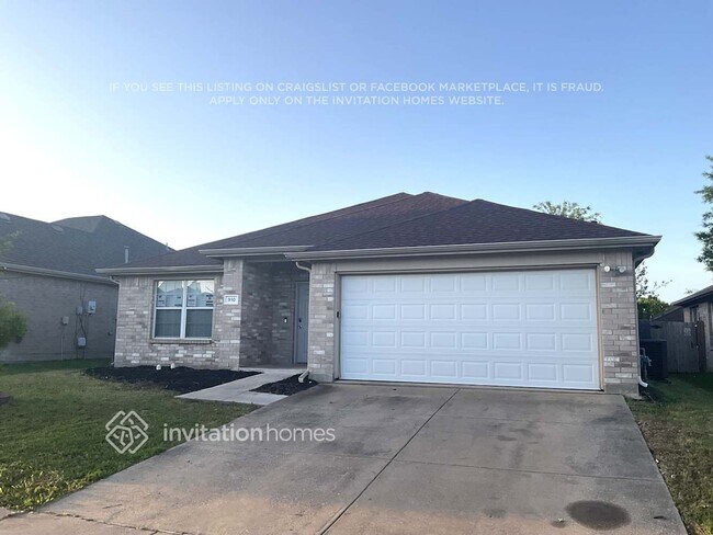 Building Photo - 910 Simi Dr