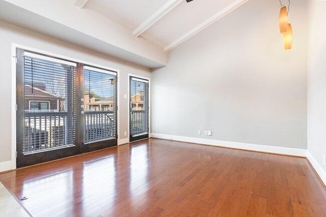 Building Photo - 5934 Sandhurst Ln