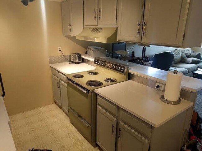 Building Photo - 645 Manhattan Pl