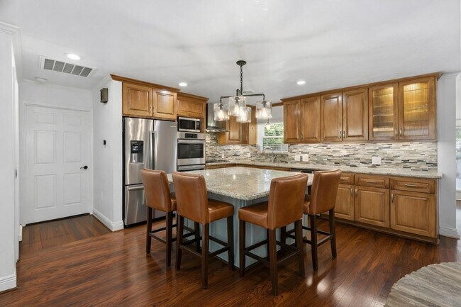 Building Photo - 1320 Woodvine Dr