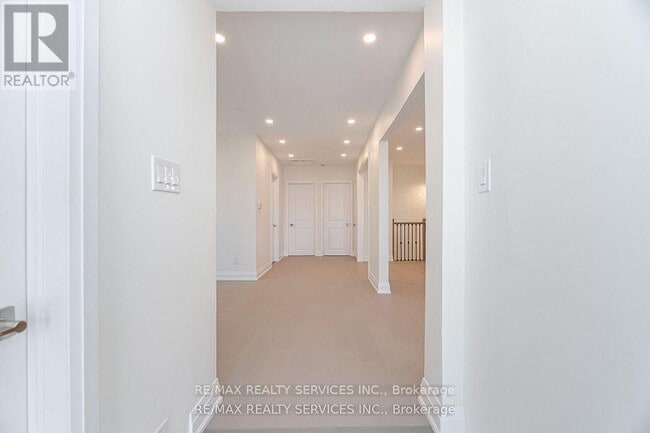 Photo du bâtiment - 8772 Wellington Rd 124