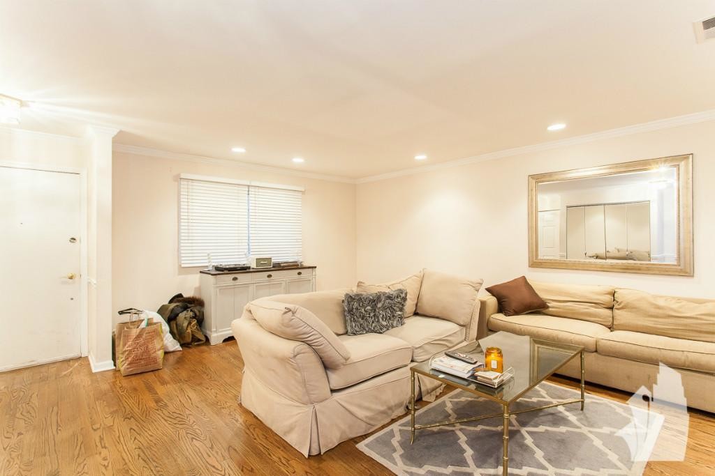 Foto principal - 3 bedroom in Chicago IL 60610