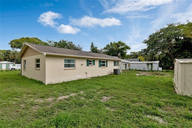 Building Photo - 4130 Lake Saunders Dr