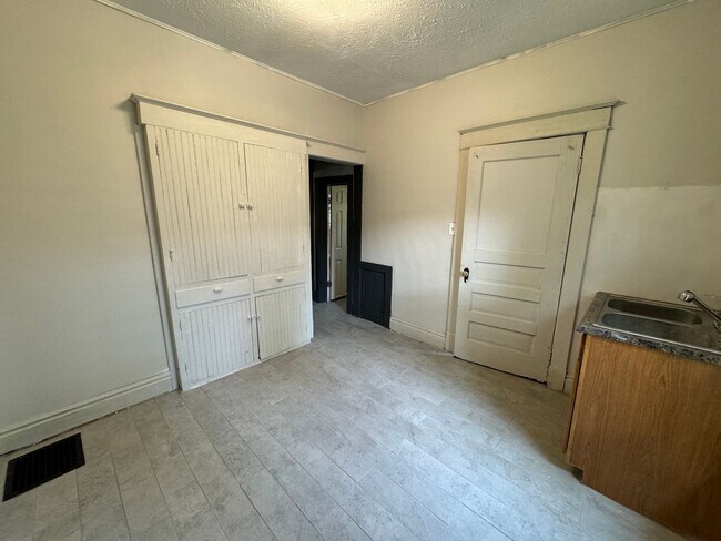 Building Photo - ** Move-in Special**  2 Bedroom, 1 Bath Ho...