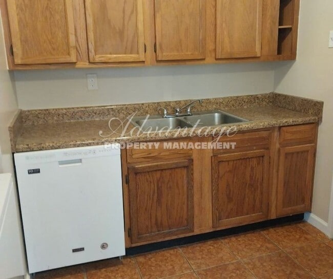 Building Photo - Freshly Painted 5-bedroom 1-bath -Westhave...