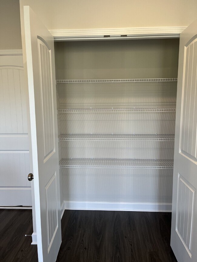 Building Photo - 301 Ellis Ln