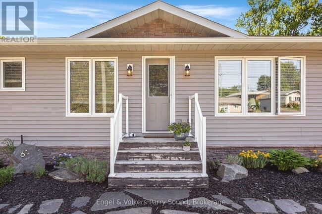 Building Photo - 6 Lawrence St