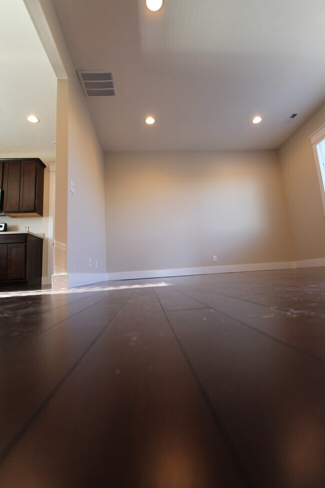Building Photo - $0 Deposit!  Luxury Finishes - Top-Floor D...