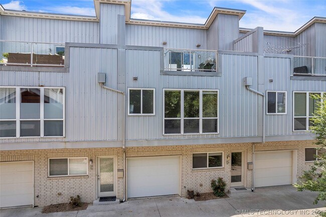 Building Photo - 1414 S Quincy Ave