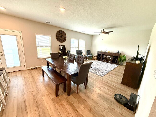 Foto del edificio - COMING SOON! GORGEOUS Two-Story 4 Bedroom ...