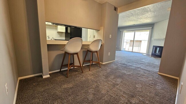 Foto del edificio - One Bedroom Condo
