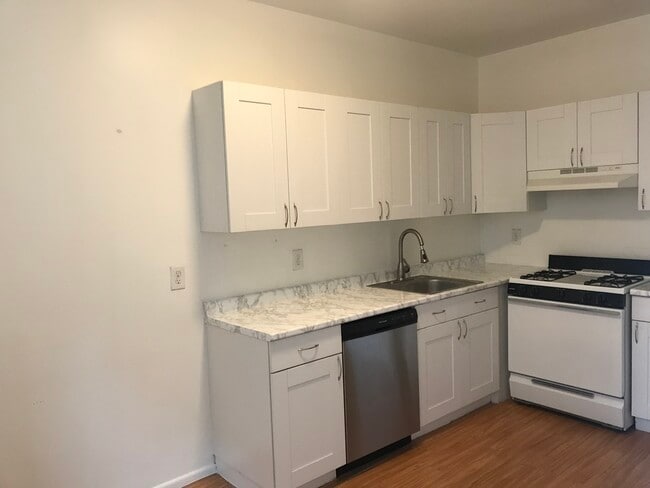 Building Photo - 137 W 110th St